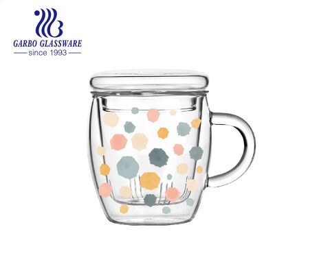 Heat-resistant borosilicate glass mug with logo decal and lid for tea service