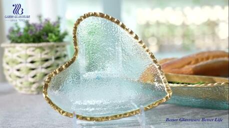 Boutique en ligne de cadeaux faits à la main vente chaude assiette de service en verre en forme de coeur avec bord doré pour le dîner fournisseur de bols et d'assiettes en verre en forme de coeur