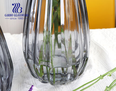 Moderne Glasblumenvase, dekorative niedliche kurze Fensterecke, Wohnkultur für Hochzeit