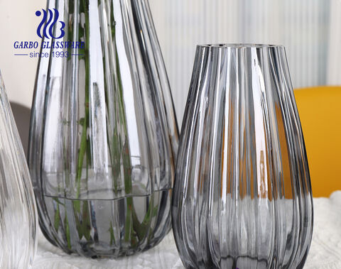 Moderne Glasblumenvase, dekorative niedliche kurze Fensterecke, Wohnkultur für Hochzeit