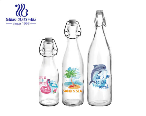 Piccola bottiglia per conservare succhi in vetro di medie dimensioni con coperchio a clip