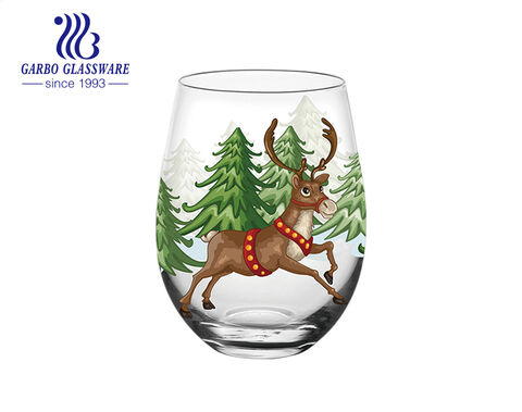 Festliche Tasse aus Glas in Eiform mit Weihnachtsbaum-Aufkleber