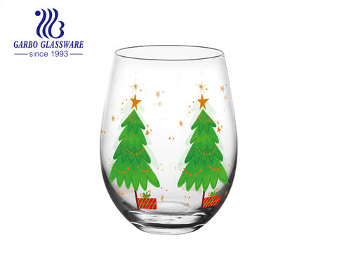 Festliche Tasse aus Glas in Eiform mit Weihnachtsbaum-Aufkleber