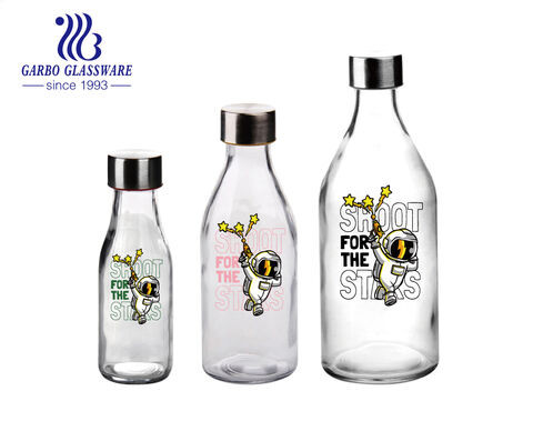 Trendige Glasflaschen in runder Form mit stilvollen Abziehbildern