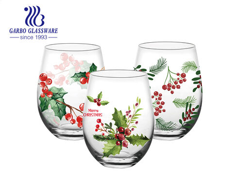 Luxuriöser eiförmiger Glasbecher mit festlichen Weihnachtsaufklebern