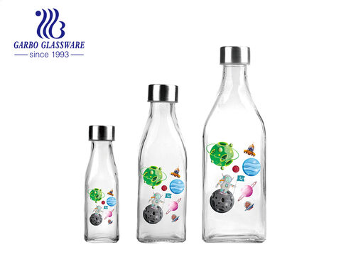 Elegante quadratische Flasche mit festlichen Aufklebern und Metallverschluss