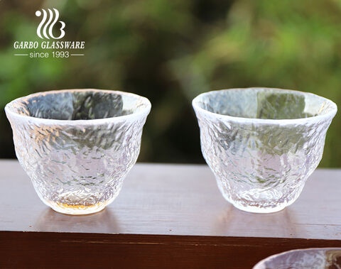 Handgefertigter hochwertiger klassischer japanischer Sake-Glasbecher mit dekorativem Hammermuster