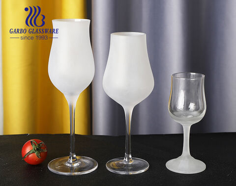 Eleva tu espacio con una copa elegante y una decoración helada con vidrio esmerilado.