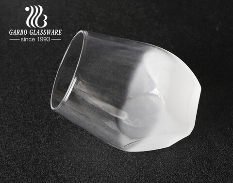 Handgefertigter, hochwertiger Trinkbecher aus unregelmäßigem Glas mit teilweise gefrosteten Mustern