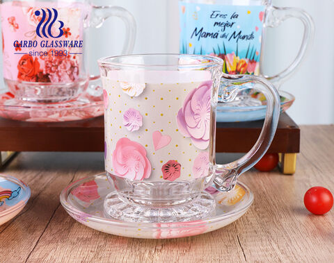 Elegante set di tazze e piattini in vetro con uno splendido design a decalcomania per la festa della mamma
