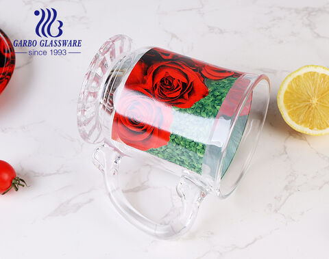 Elegante juego de taza y platillo de vidrio con un impresionante diseño de calcomanía para el Día de la Madre