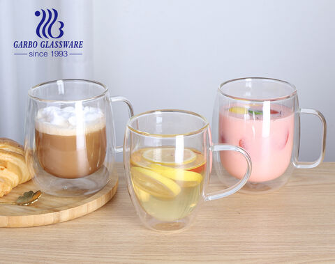 Vaso de vidrio de doble pared personalizable con asa: Elegante taza para bebidas con aislamiento