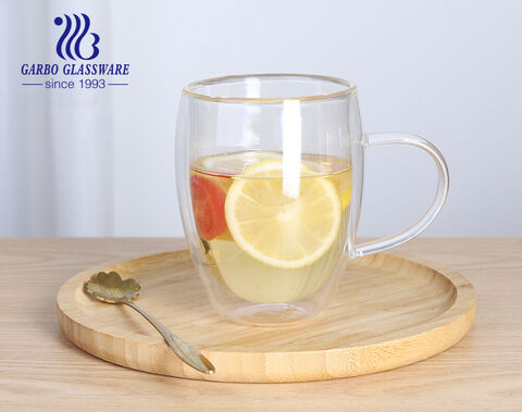 Vaso de vidrio de doble pared personalizable con asa: Elegante taza para bebidas con aislamiento
