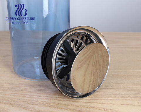Kombiniert Haltbarkeit und Stil: Krug und Becher aus ionenplattiertem Borosilikatglas