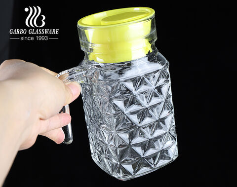 Günstiger, klassischer 1-Liter-Wasserkrug aus Glas mit farbigem Kunststoffdeckel zu verkaufen