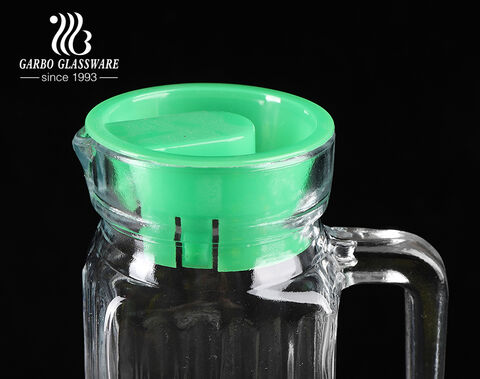 Günstiger, klassischer 1-Liter-Wasserkrug aus Glas mit farbigem Kunststoffdeckel zu verkaufen