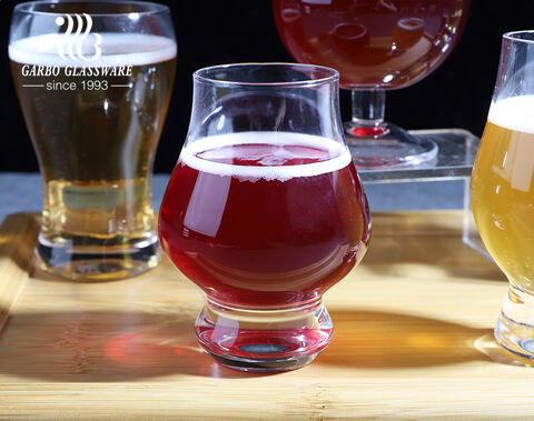 Bicchieri da birra robusti artigianali ale lager fatti in casa con supporto