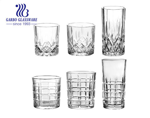 Fabriküblicher leerer Vintage-Glasbecher mit mehreren Größen