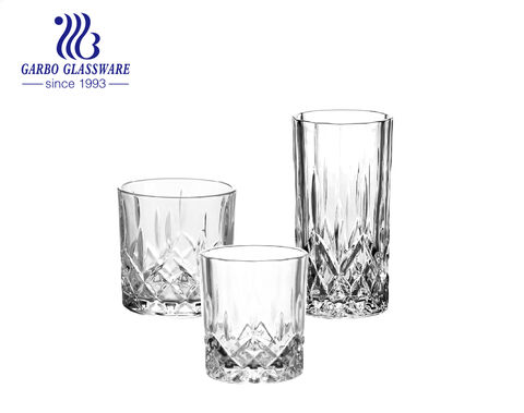 Fabriküblicher leerer Vintage-Glasbecher mit mehreren Größen