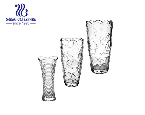 Vases en verre en forme de bouton pour fleur sur îlot de table