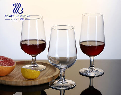 كأس فاخر للنبيذ وخدمة النبيذ الفوار