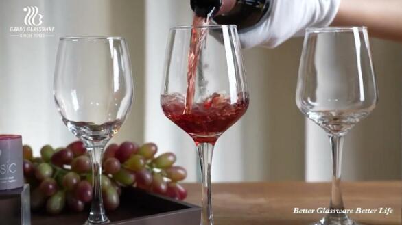 Dietro le quinte della creazione di eleganti bicchieri da vino nella nostra fabbrica