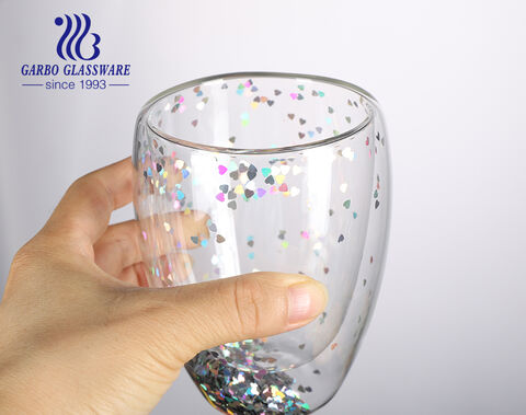 El aislamiento térmico muestra un vaso de vidrio de doble capa con aislamiento de lentejuelas en forma de estrella de 350 ml