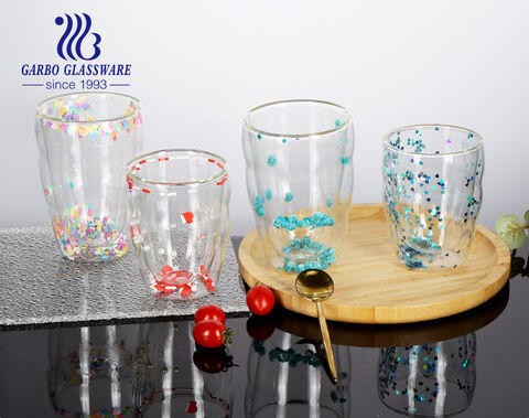 Eleganter doppelwandiger Glasbecher mit exquisiter Dekoration