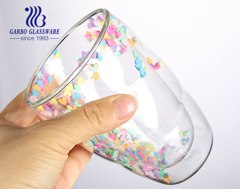 Eleganter doppelwandiger Glasbecher mit exquisiter Dekoration