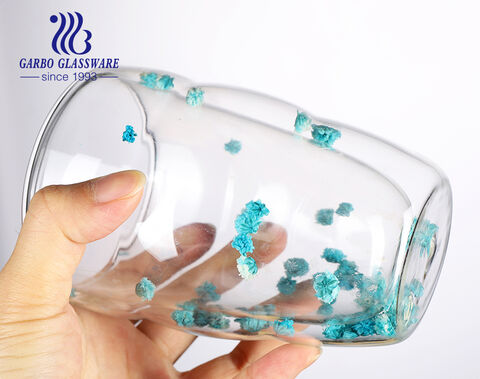 Tasse en verre élégante à double paroi avec une décoration exquise