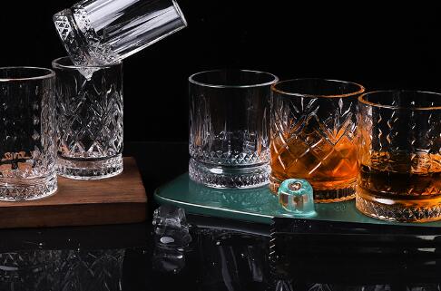 Изучение стеклянных чашек для виски с гравированным дизайном