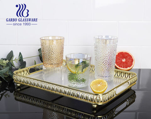Silberfarbener, eisgekühlter Trinkbecher aus Glas mit Hammermuster im neuen Design