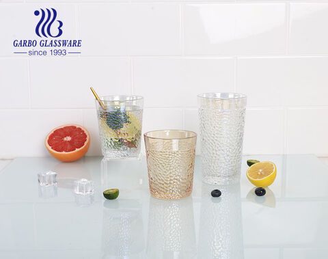 Hochwertige 14OZ-Trinkbecher aus maschinengepresstem Glas mit bernsteinfarbenem Hammermuster-Design