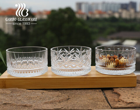 Высококачественная стеклянная чаша объемом 220 мл для подачи орехов и закусок.