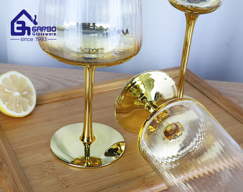 Venta caliente de copas de vidrio con base dorada del mayorista de China