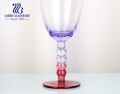 Роскошная стеклянная чашка для коктейля со ножкой и цветным распылением для американского и европейского рынка.