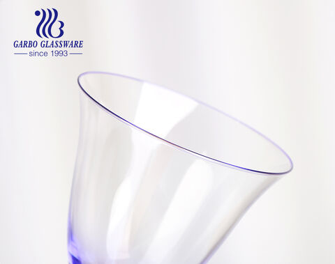 Роскошная стеклянная чашка для коктейля со ножкой и цветным распылением для американского и европейского рынка.