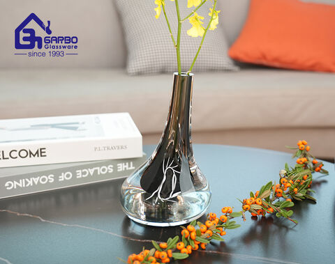 Handgefertigter Blumenhalter aus Glas in grauer Glasur für die Dekoration