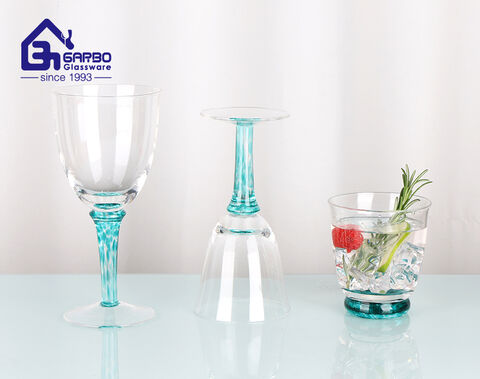 Eleganter Glaskelch mit himmelblauem Boden, geeignet für den Online-Verkauf