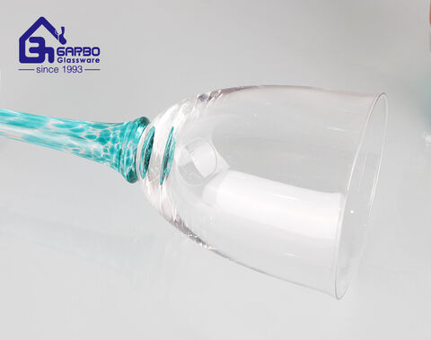 Cálice de vidro elegante com fundo azul celeste adequado para venda online
