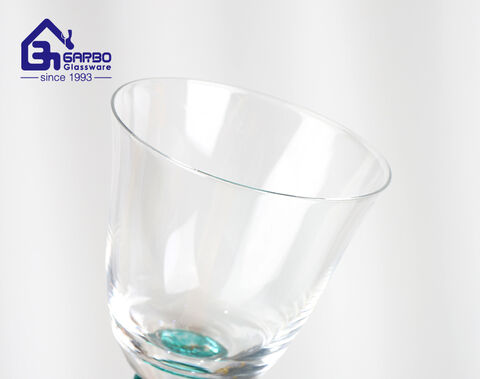 Chiếc cốc thủy tinh đáy màu xanh da trời trang nhã thích hợp để bán hàng trực tuyến