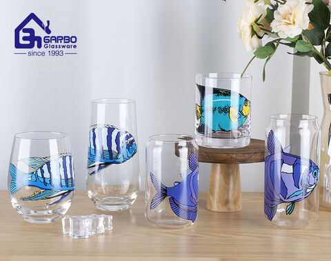 تصميمات مخصصة كوب زجاجي بوروسيليكات عالي الكرة سعة 17 أونصة مع ملصق أسماك المحيط