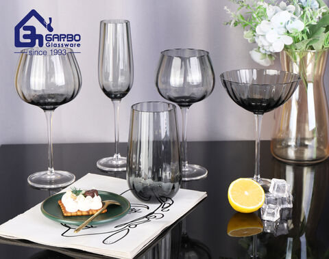 Handgeblasenes, hochwertiges Horeca-Highballglas mit individuellem, spritzgrauem Tulpendesign