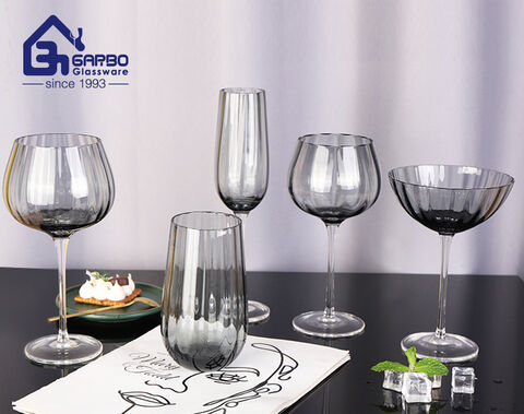 Handgeblasenes, hochwertiges Horeca-Highballglas mit individuellem, spritzgrauem Tulpendesign