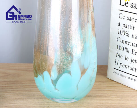 Выдувное стекло в форме яйца объемом 560 мл с цветной росписью и искрящимся декором