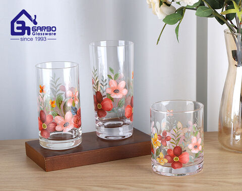 Gobelet en verre de conception de fleur rose personnalisé à haute teneur en borosilicate fait à la main pour une utilisation Horeca