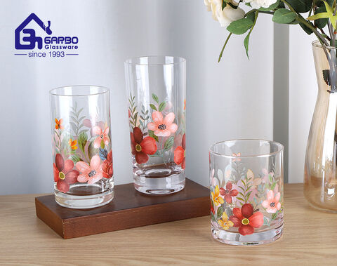 Copo de vidro feito à mão com alto teor de borosilicato personalizado com flor rosa para uso Horeca