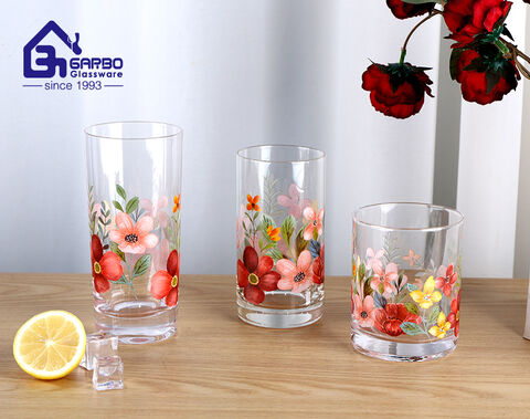 Handgefertigter, maßgeschneiderter Glasbecher mit hohem Borosilikatgehalt und rosafarbenem Blumendesign für den Horeca-Gebrauch
