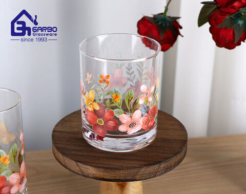 Handgefertigter, maßgeschneiderter Glasbecher mit hohem Borosilikatgehalt und rosafarbenem Blumendesign für den Horeca-Gebrauch