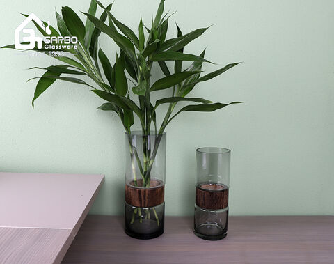 Etwa 10 Zoll graue dekorative Vase aus zylindrischem Glas für Blumen mit Holzdekor